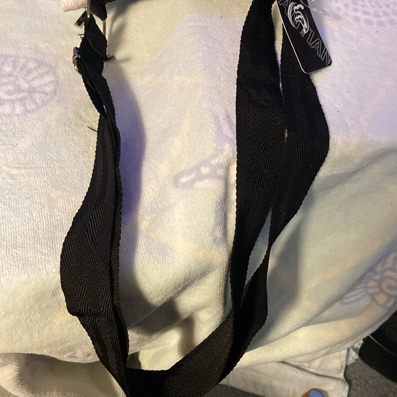 Tony and Tina crossbody pocketbook ,new w/ tag, white background w/ city scene - Picture 6 of 7